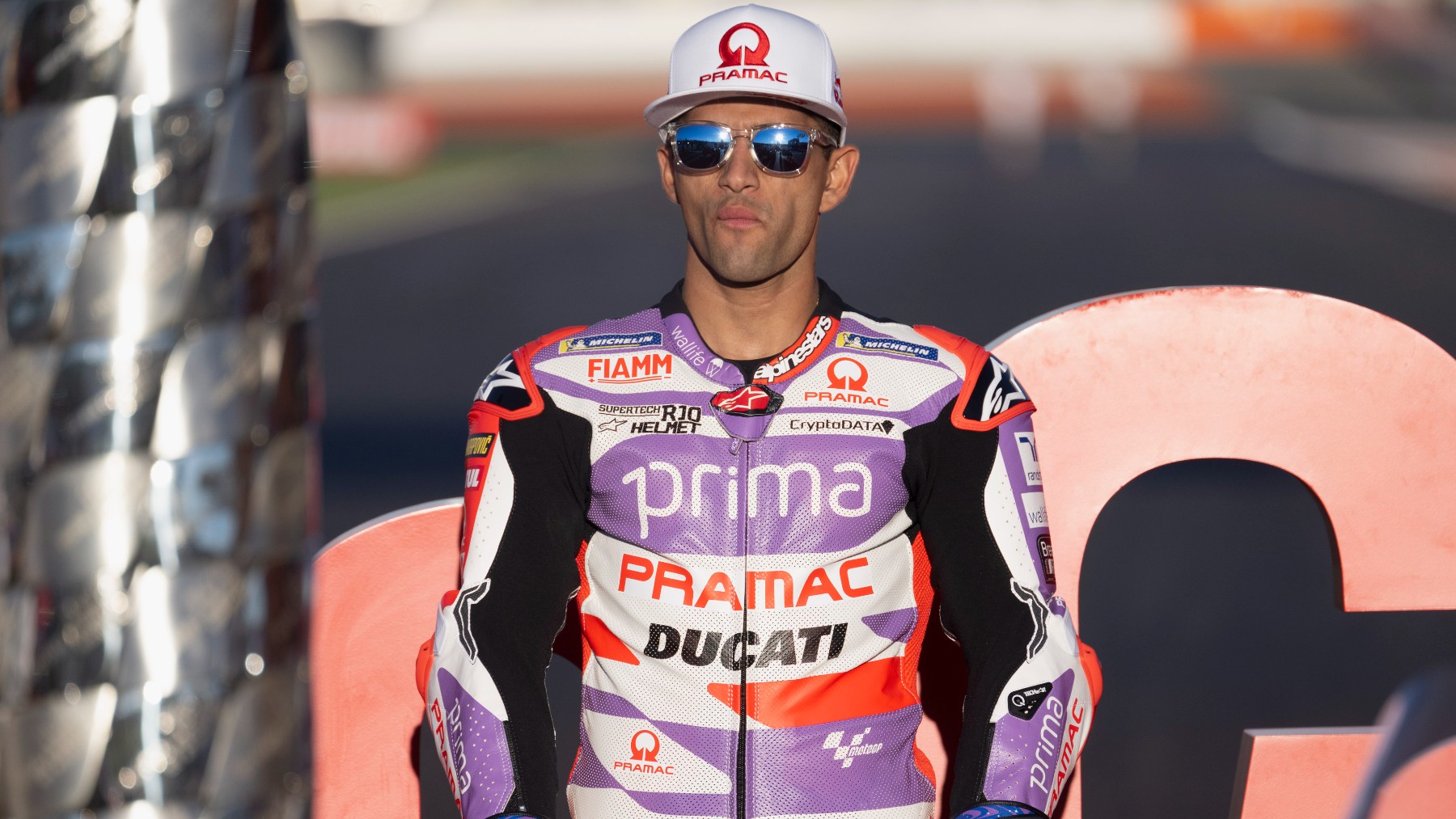Jorge Martín junto al título de campeón del mundo de MotoGP. (EFE)