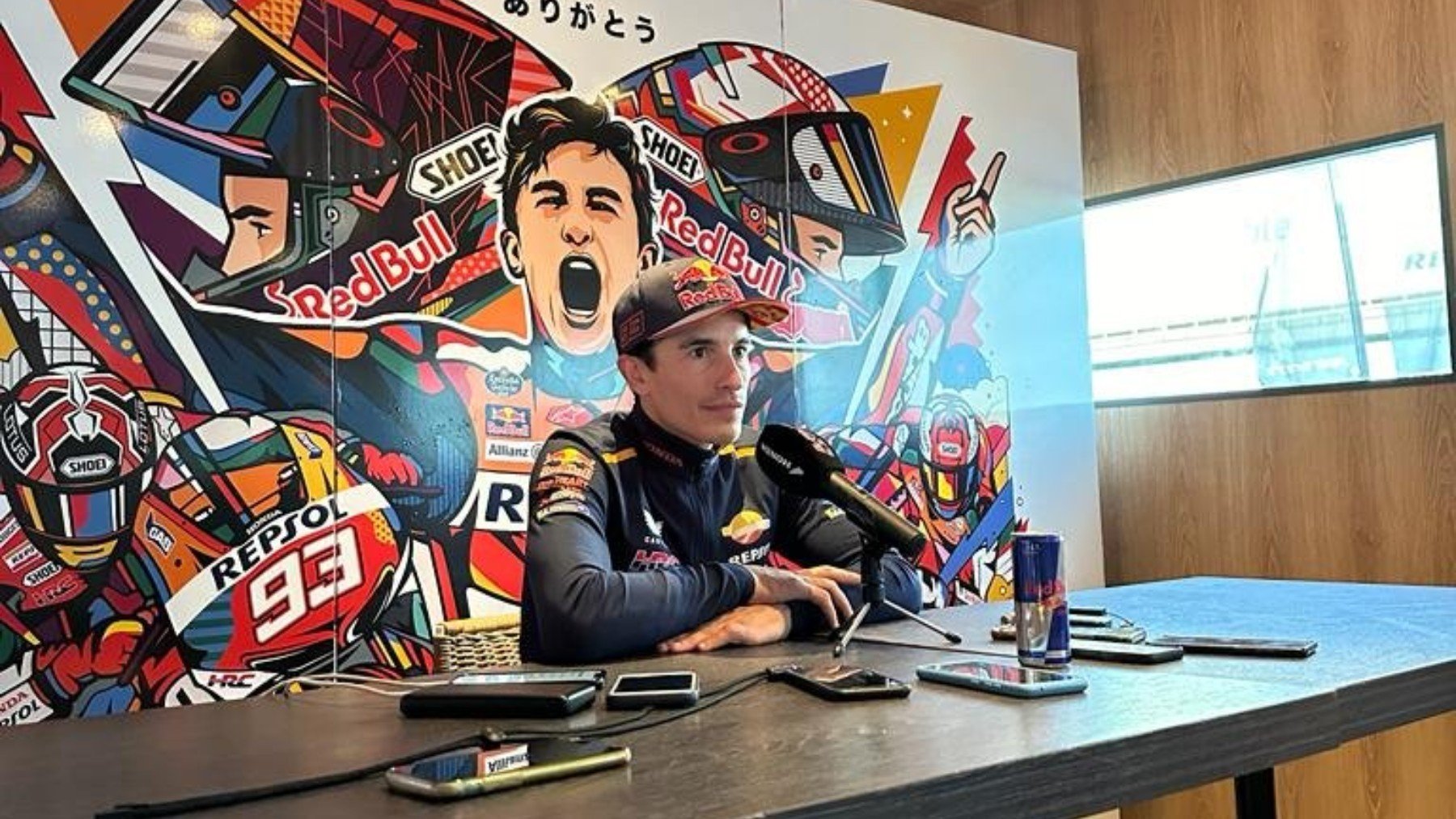 Marc Márquez atendiendo a los medios en el GP de la Comunidad Valenciana de MotoGP. (Box Repsol)