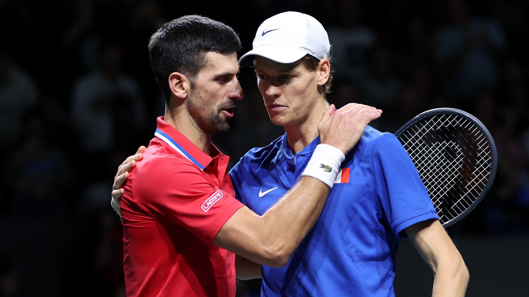 Novak Djokovic y Jannik Sinner se saludan en la red. (Getty)