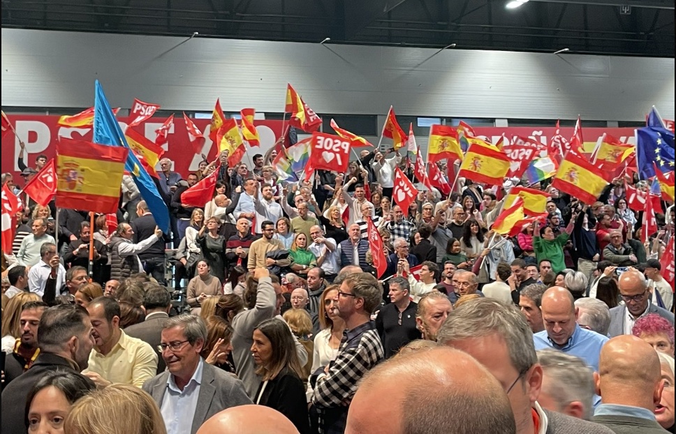 El mitin del PSOE lleno de banderas españolas.