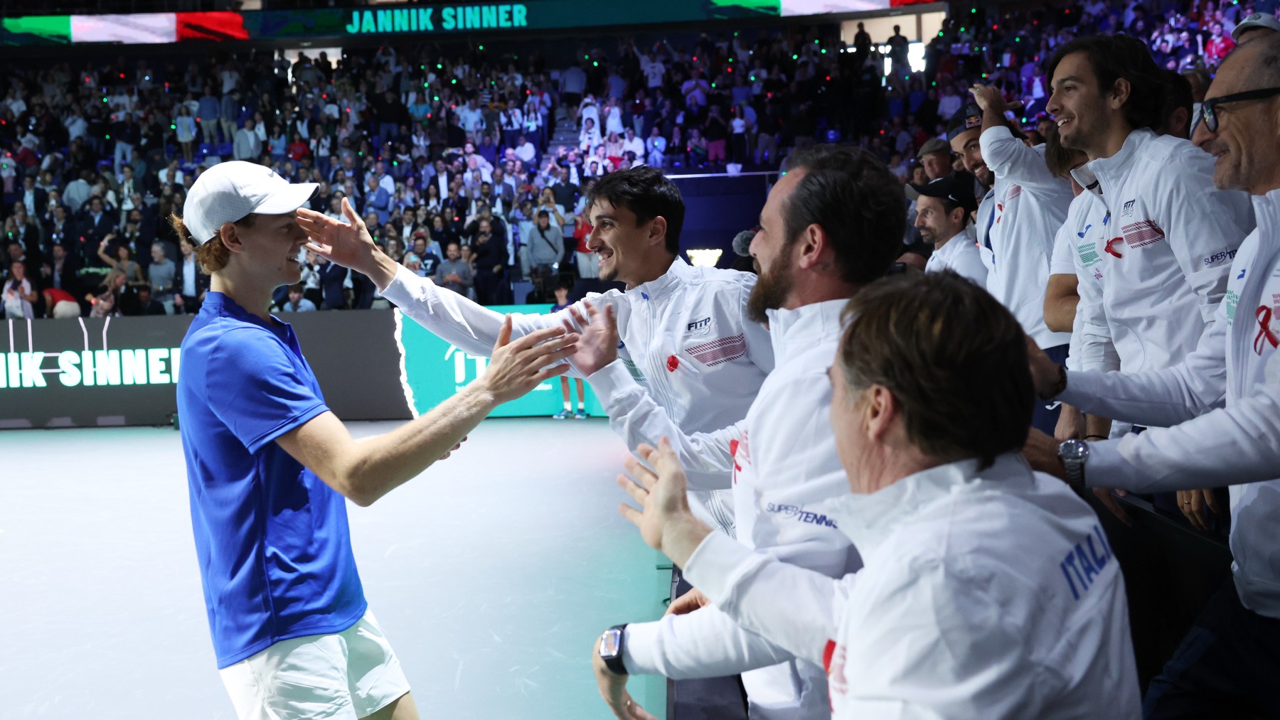 Jannik Sinner celebra con sus compañeros del equipo de Italia de Copa Davis. (Getty)