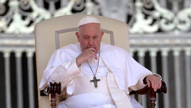 El papa Francisco pidió por los migrantes por el flagelo de la guerra.