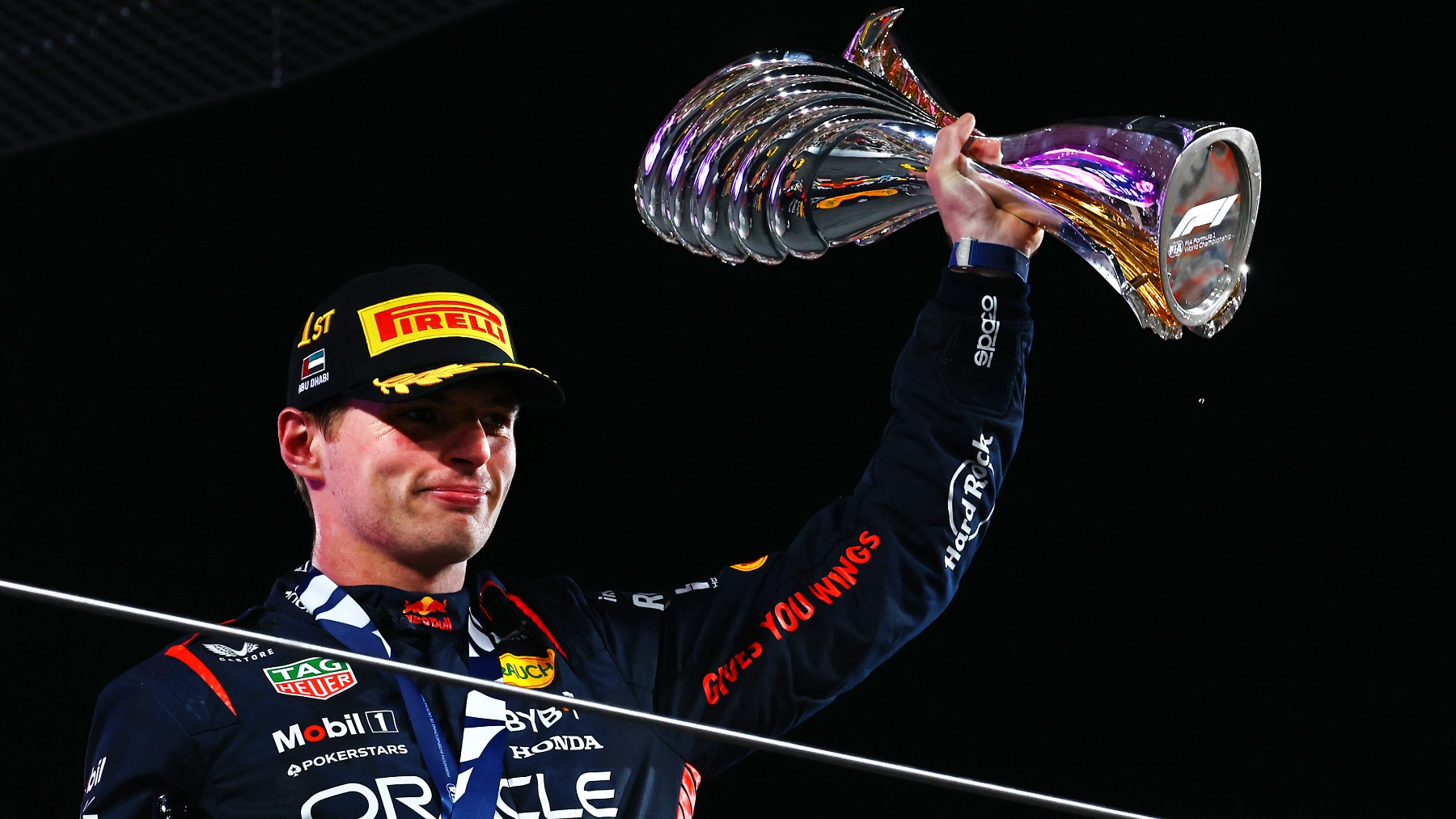 Max Verstappen levanta el trofeo tras su victoria en Abu Dabi. (Getty)