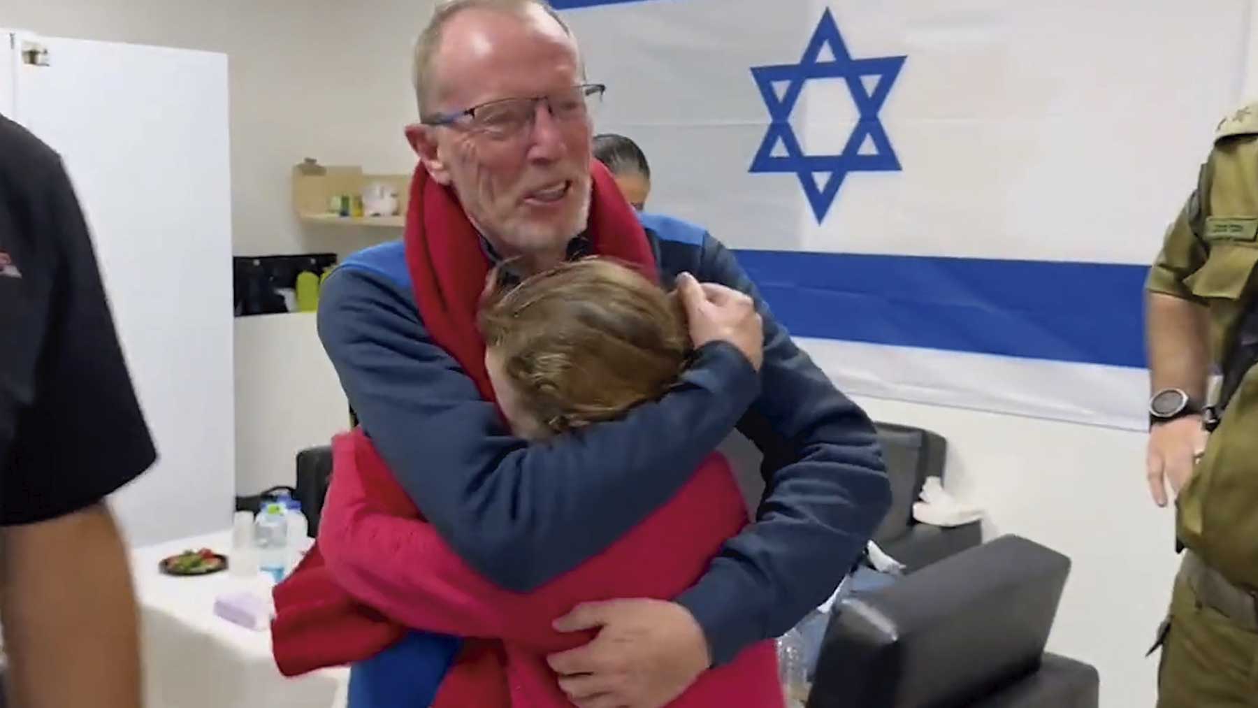 Thomas Hand abraza a su hija Emily tras ser liberada por Hamás