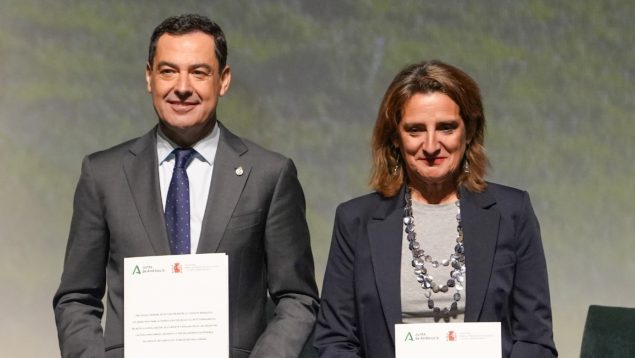 El presidente de la Junta de Andalucía, Juanma Moreno (i) y la ministra de Transición Ecológica y Reto Demográfico, Teresa Ribera (d).