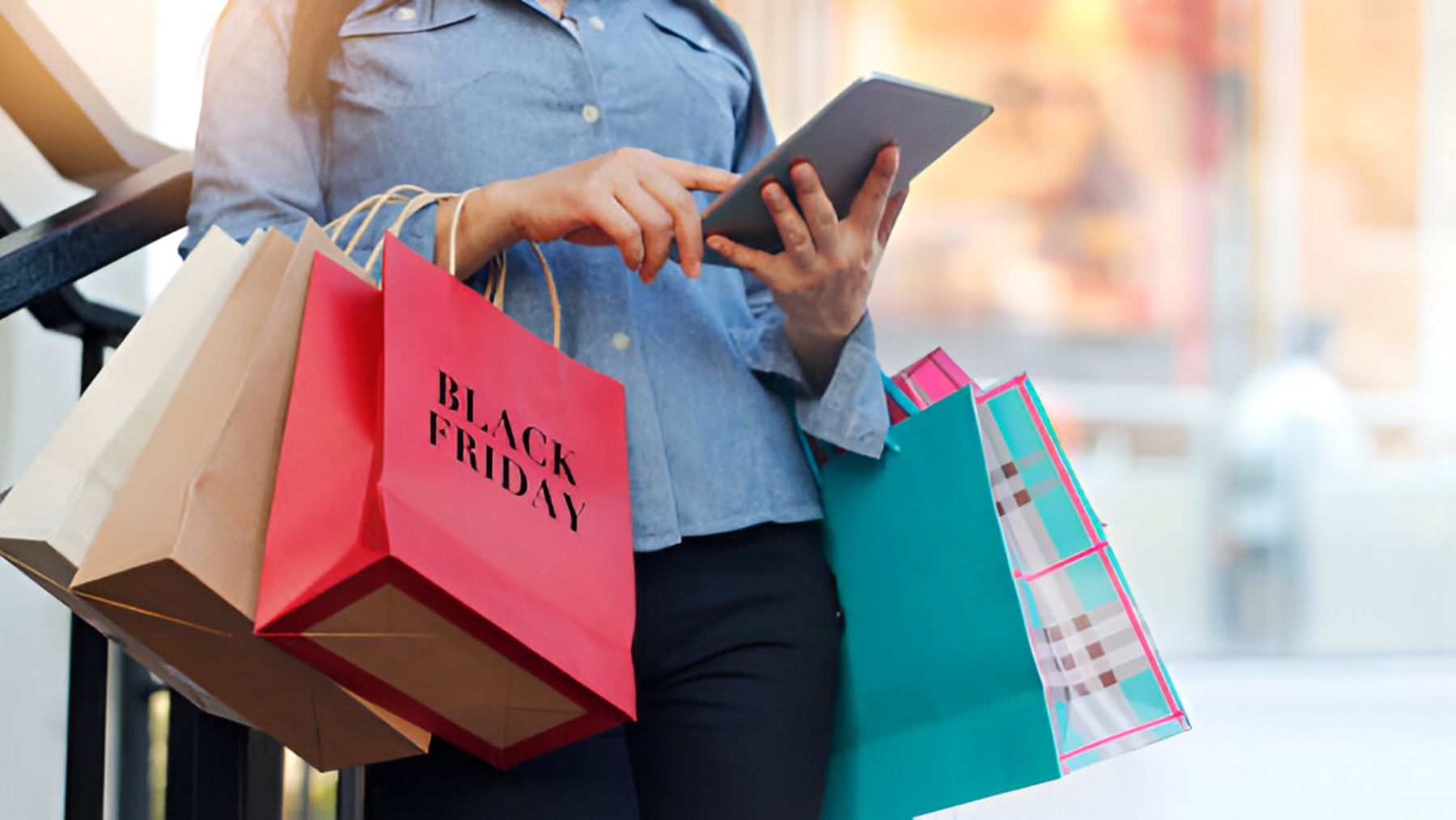 Mujer con bolsas del Black Friday.