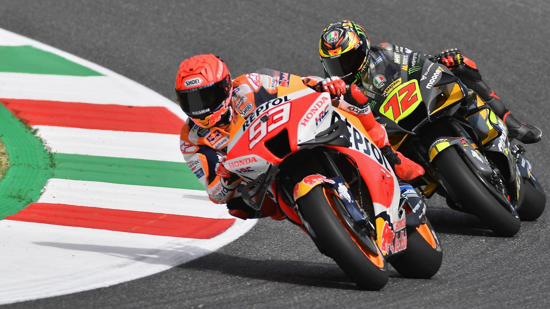 Bezzecchi y Márquez durante un Gran Premio esta temporada. (Getty)