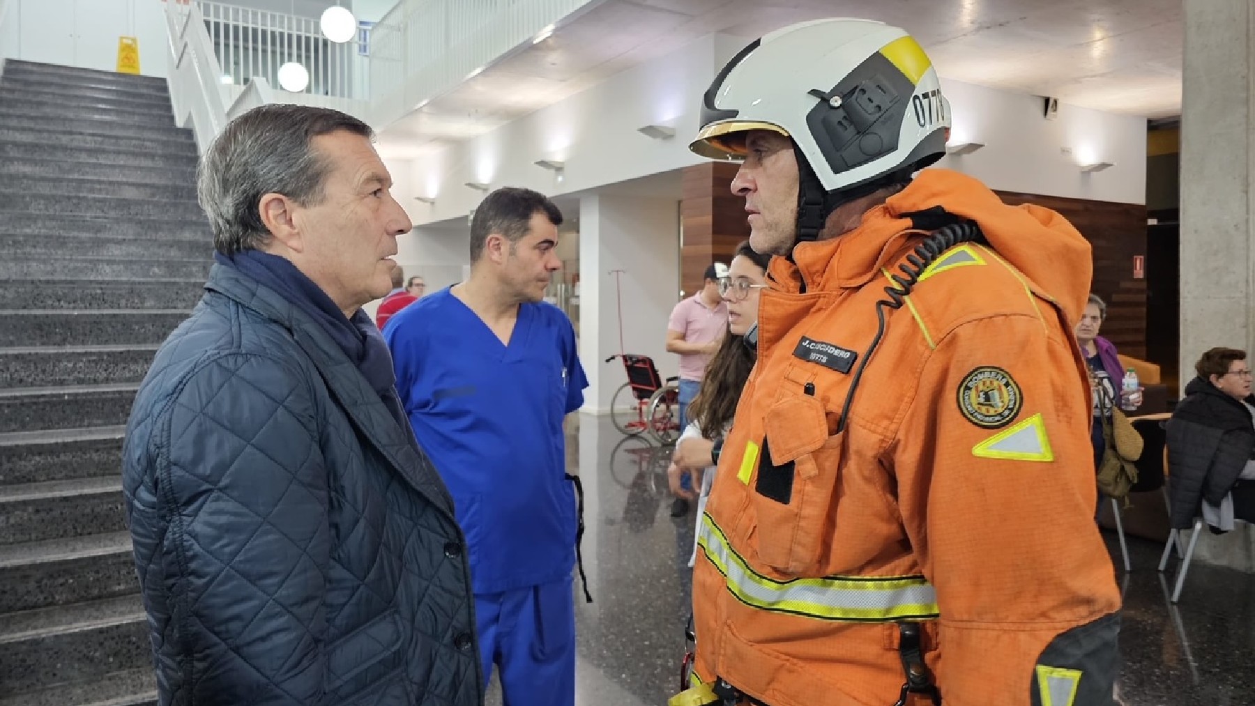 El consejero de Sanidad valenciano Marciano Gómez habla con un responsable de los bomberos en el hospital de Lliria.