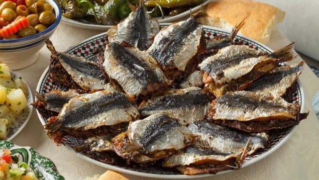 Sardinas, queso y espinacas