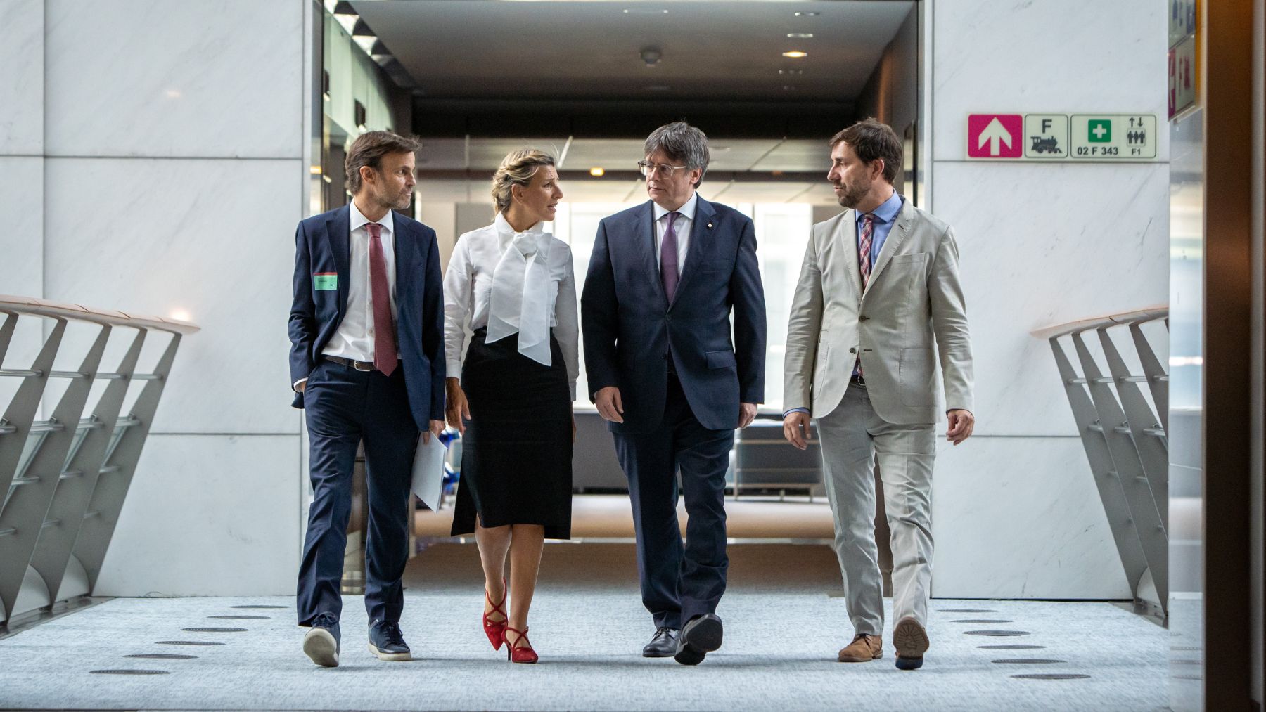 Yolanda Díaz y Carles Puigdemont con su equipo en Bruselas