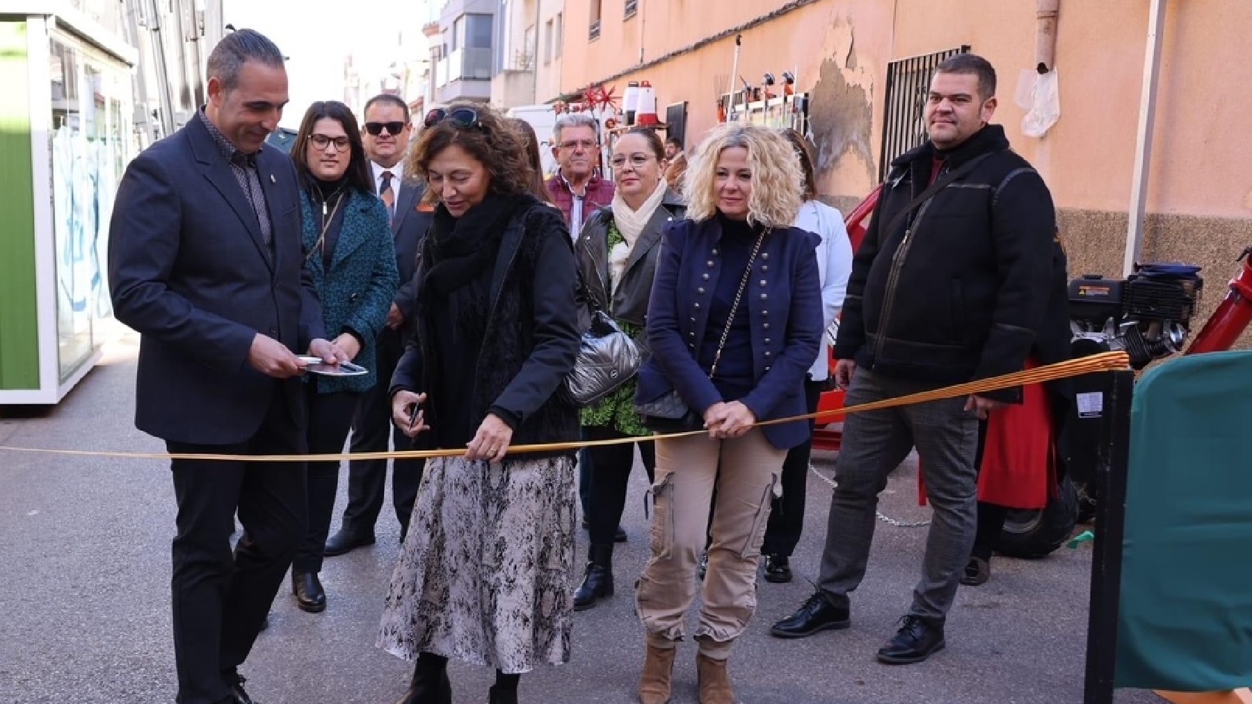 Inauguración de la ‘Fira de Sant Andreu’, en Cabanes, con el alcalde de la localidad.