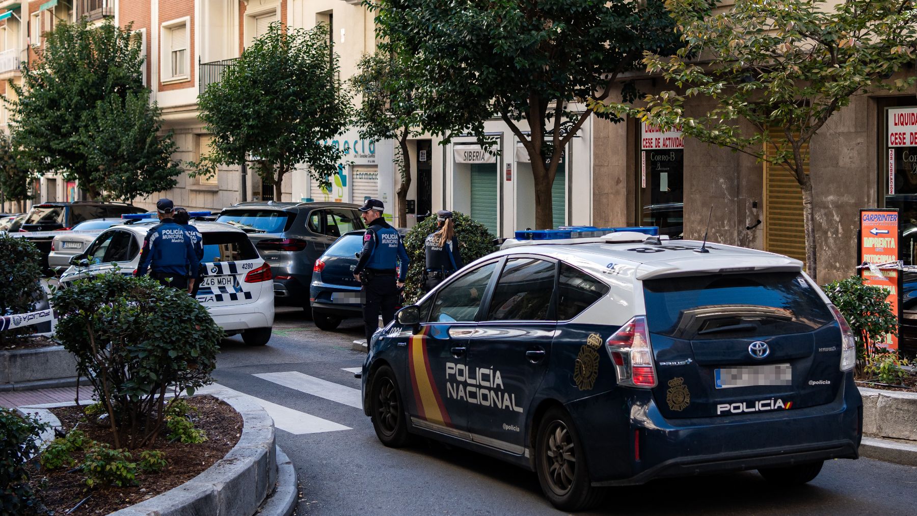 Coches de la Policía Nacional en la zona donde se disparó a Vidal-Quadras. (Foto: Ep)