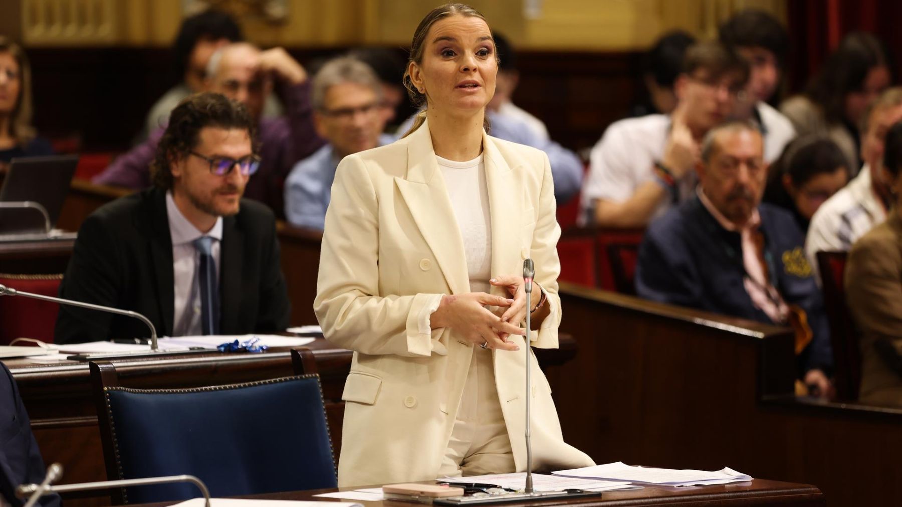 La presidenta de Baleares, Marga Prohens, responde al PSOE durante el pleno del Parlament.