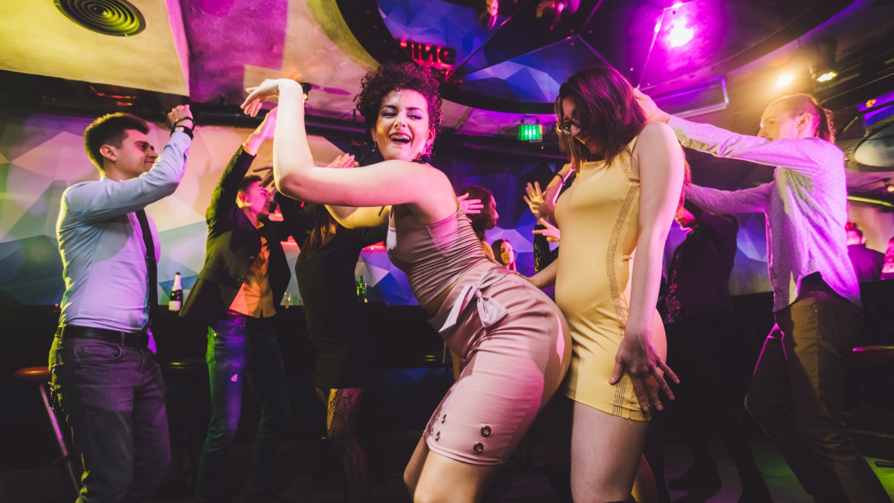 Dos chicas bailando. (iStock)