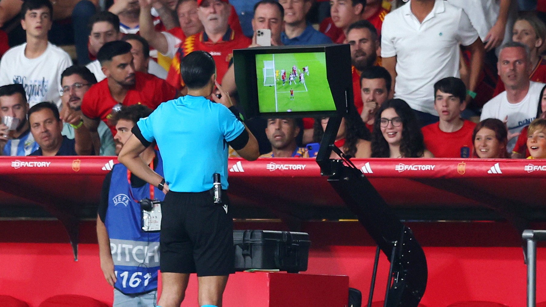 Un árbitro revisa una jugada en el VAR. (Getty)