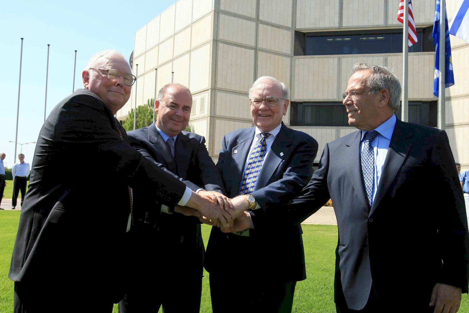 Charlie Munger, primero por la izquierda, socio de Warren Buffet, tercero.