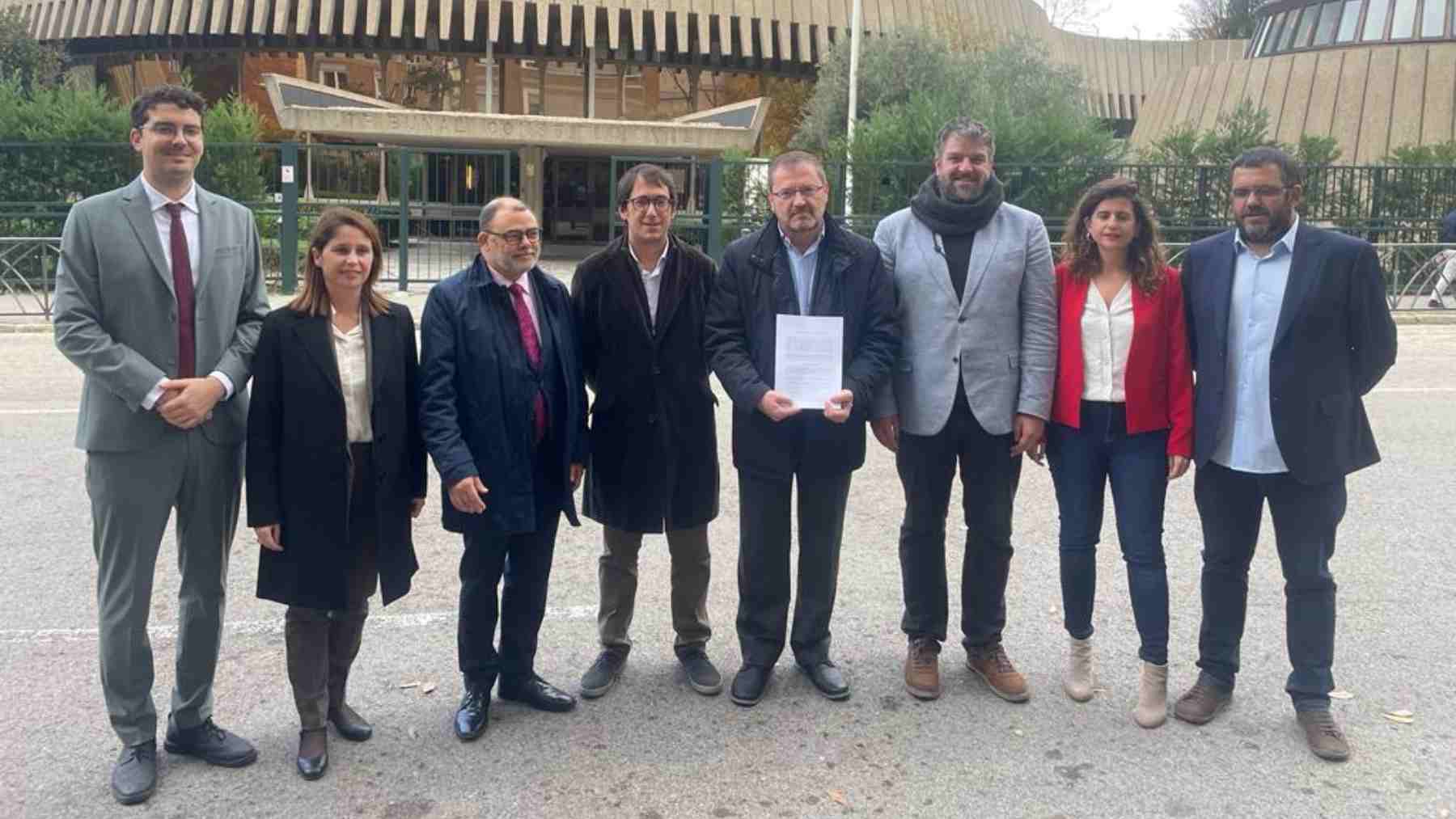 Foto de familia de socialistas e independentistas de Mallorca frente a la sede del Tribunal Constitucional.