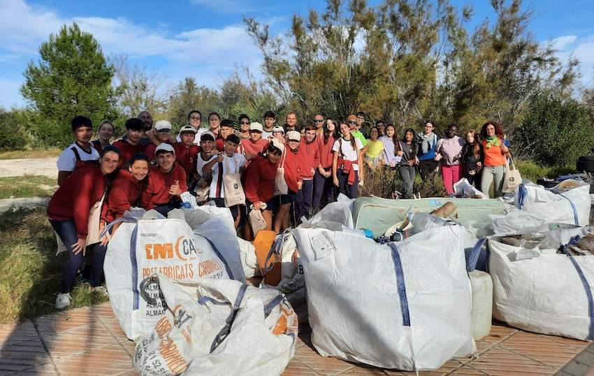 Alumnos voluntarios de secundaria de Alcúdia han participado en una jornada de limpieza en S’Estany des Ponts.