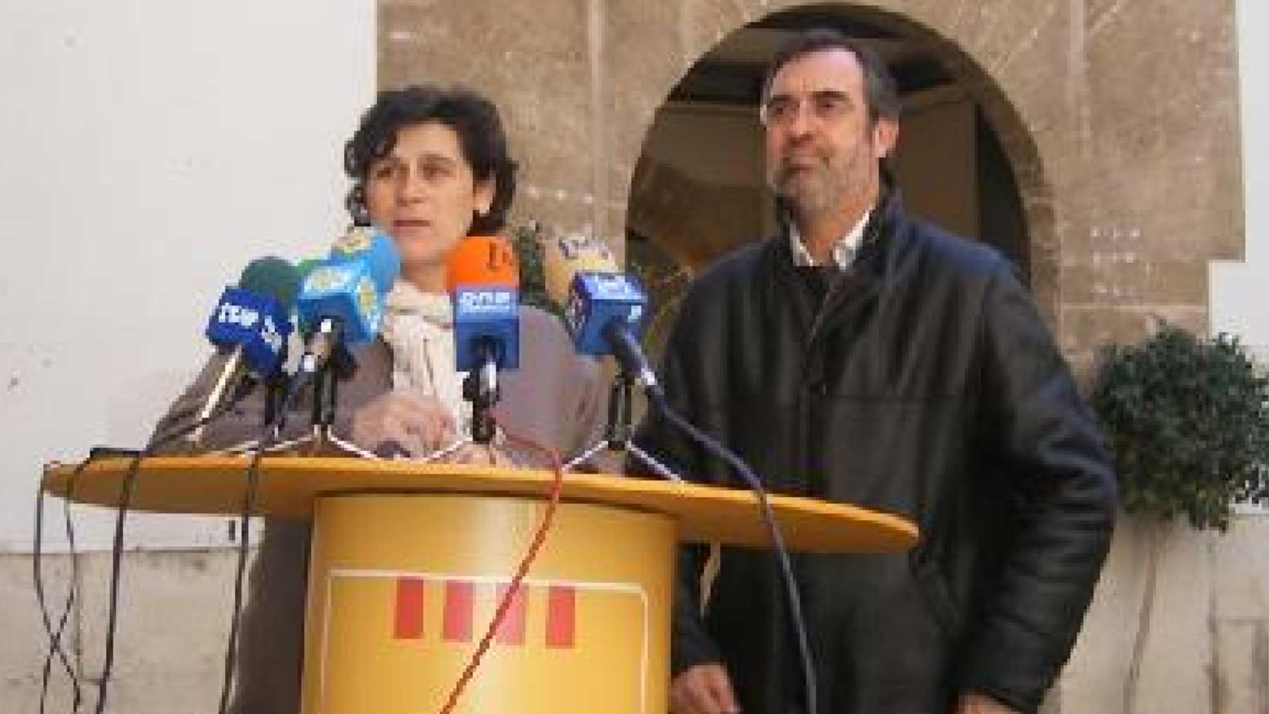 La ex presidenta de ERC en Palma, Helena Inglada con el ex dirigente del PSM, Pere Sampol.
