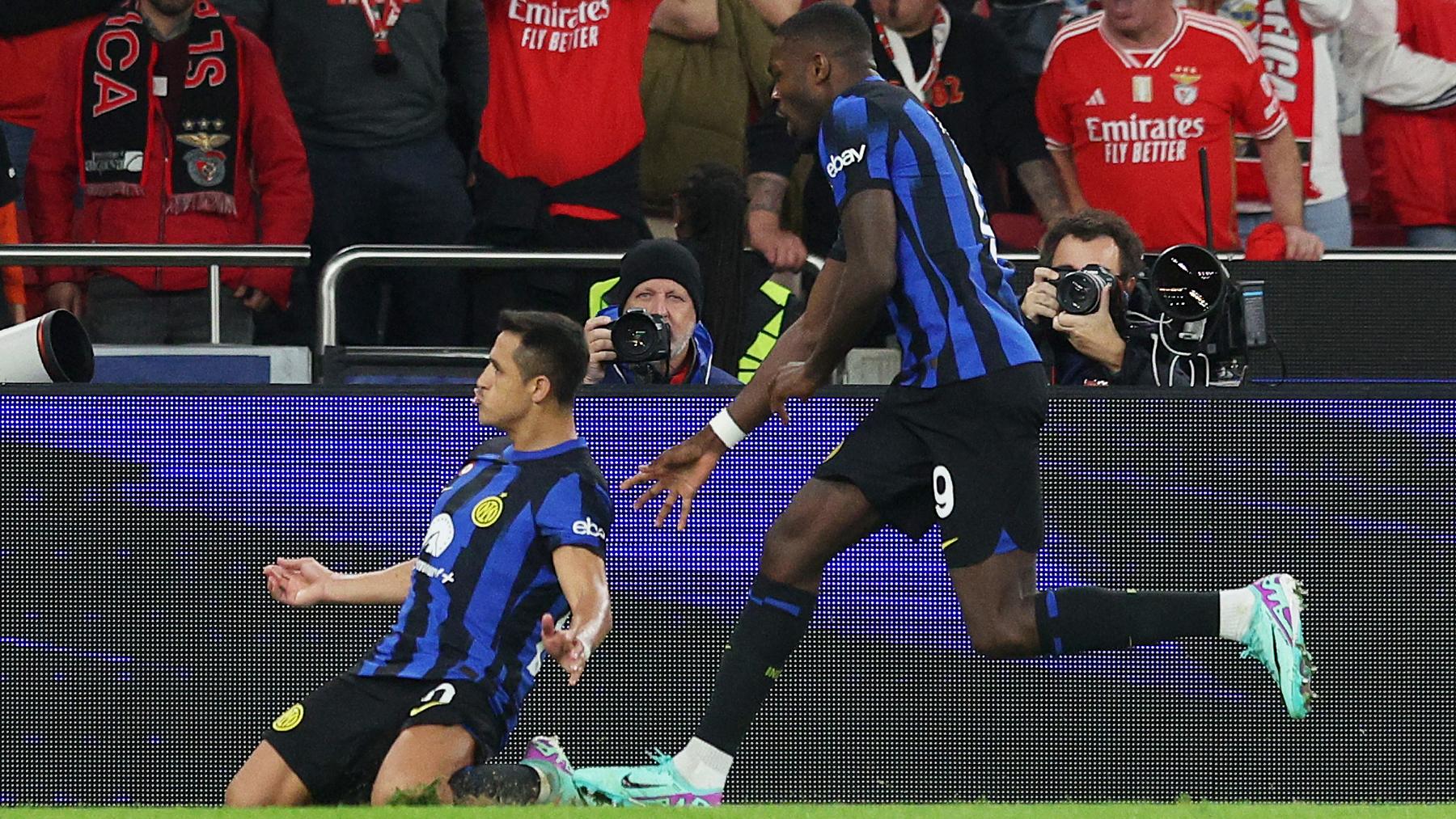 Alexis Sánchez celebra el empate del Inter ante el Benfica. (Getty)