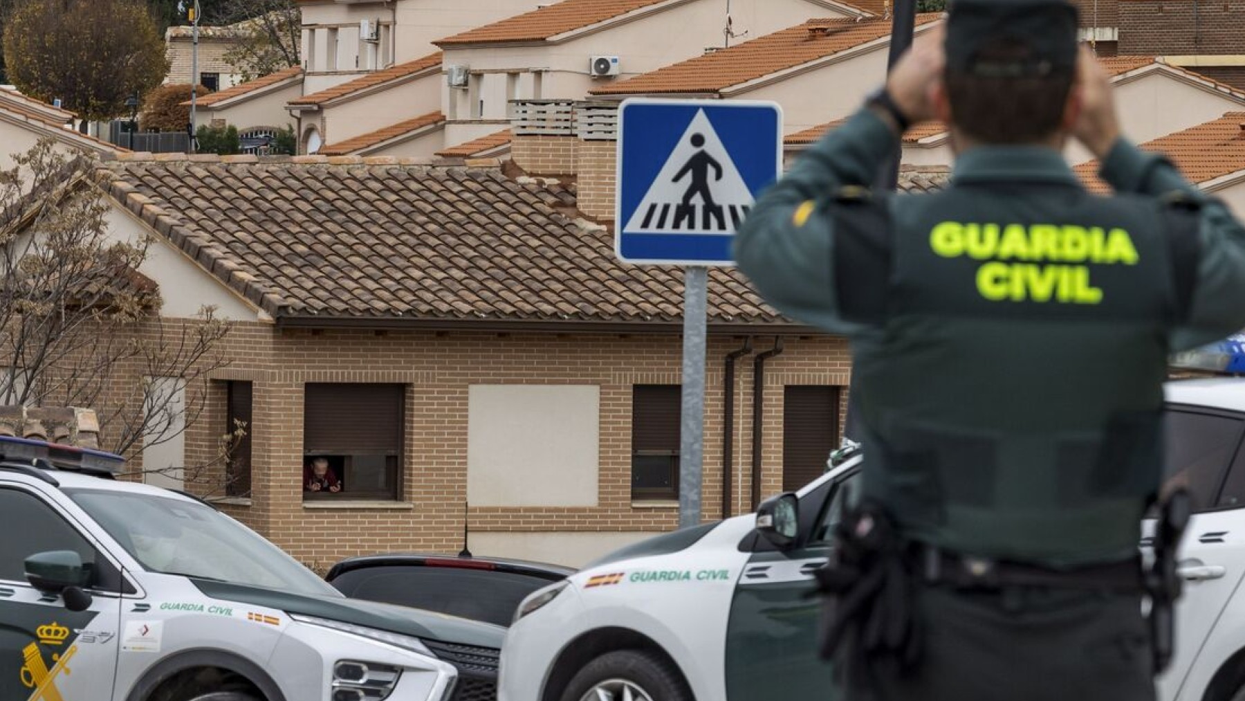 La Guardia Civil negocia con el okupa de Villaluenga de la Sagra antes de su detención.