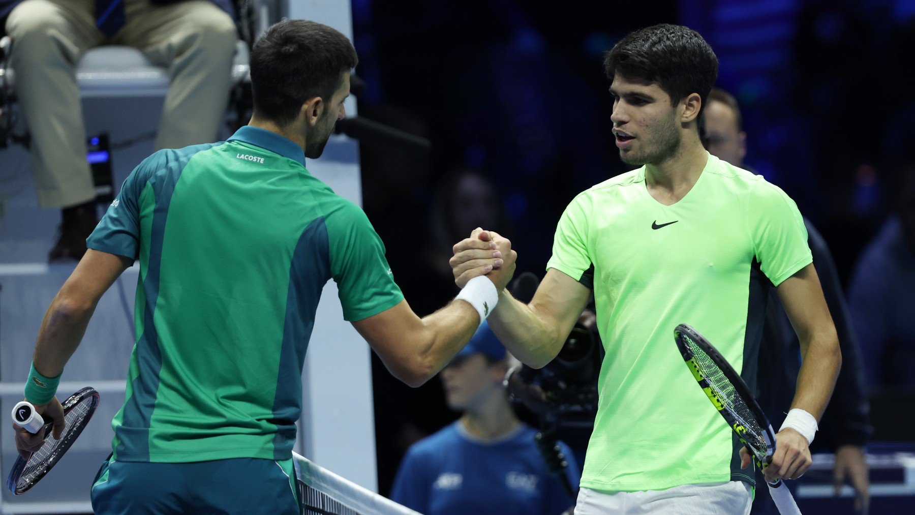 Novak Djokovic y Carlos Alcaraz se saludan en las ATP Finals. (Getty)