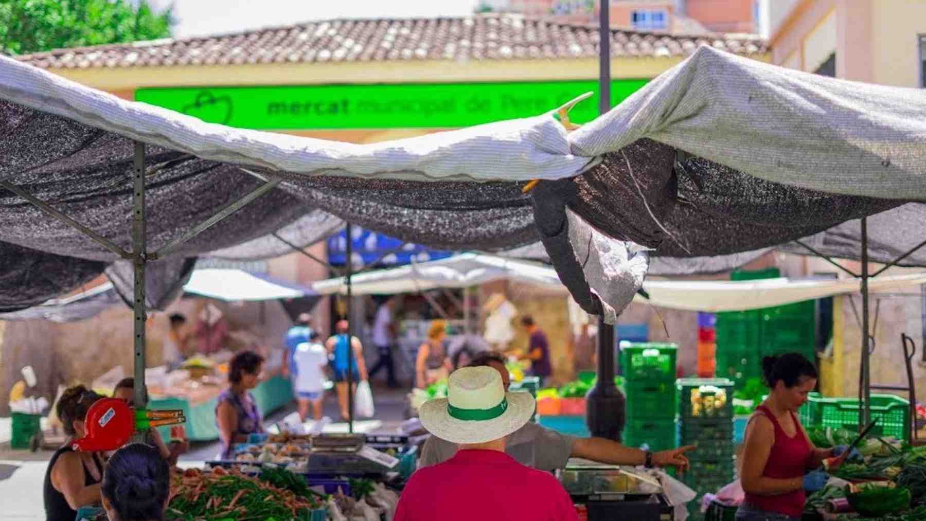Un comerciante ambulante de fruta y verdura en el exterior del Mercado Municipal de Pere Garau.