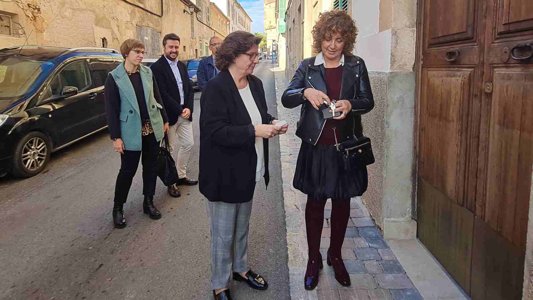La consellera Cirer entrega las llaves del nuevo centro de día a la alcaldesa de Porreres.