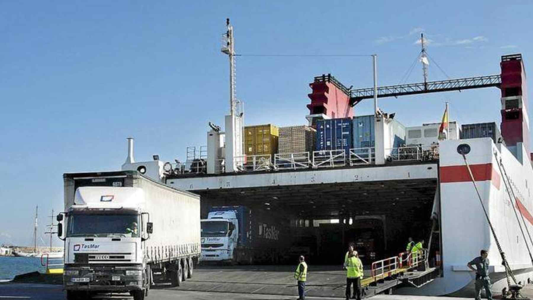 Un camión desembarca de un ferry en el puerto de Palma.