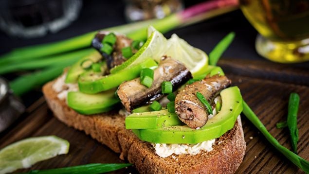 Tostadas sardinas aguacate