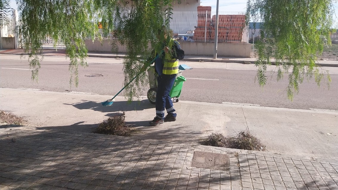 El trabajador afectado en labores de limpieza.