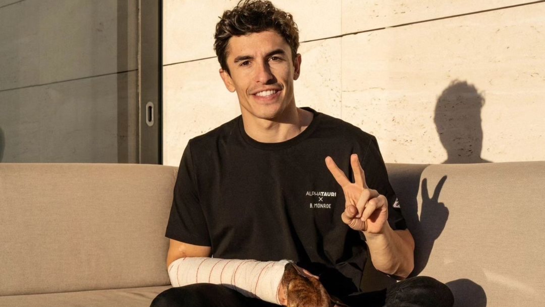 Marc Márquez, tras ser intervenido en quirófano. (@marcmarquez93)