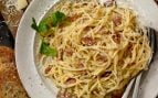 En otros lugares, sumergen la pasta en crema o salsa de tomate; en la cocina francesa, simplemente mezclan nueces con ricotta