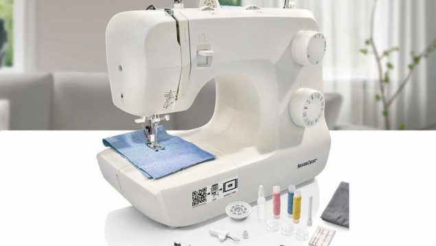 Con la máquina de coser de bolsillo de Lidl puedes arreglar tu ropa aunque  no sepas coser