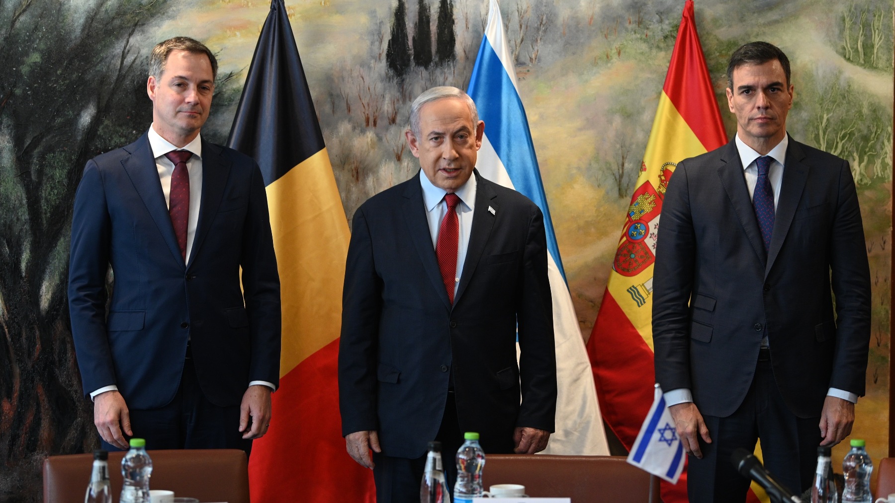El presidente del Gobierno, Pedro Sánchez, junto al primer ministro israelí, Benjamin Netanyahu, y el primer ministro belga, Alexander de Croo. Ep