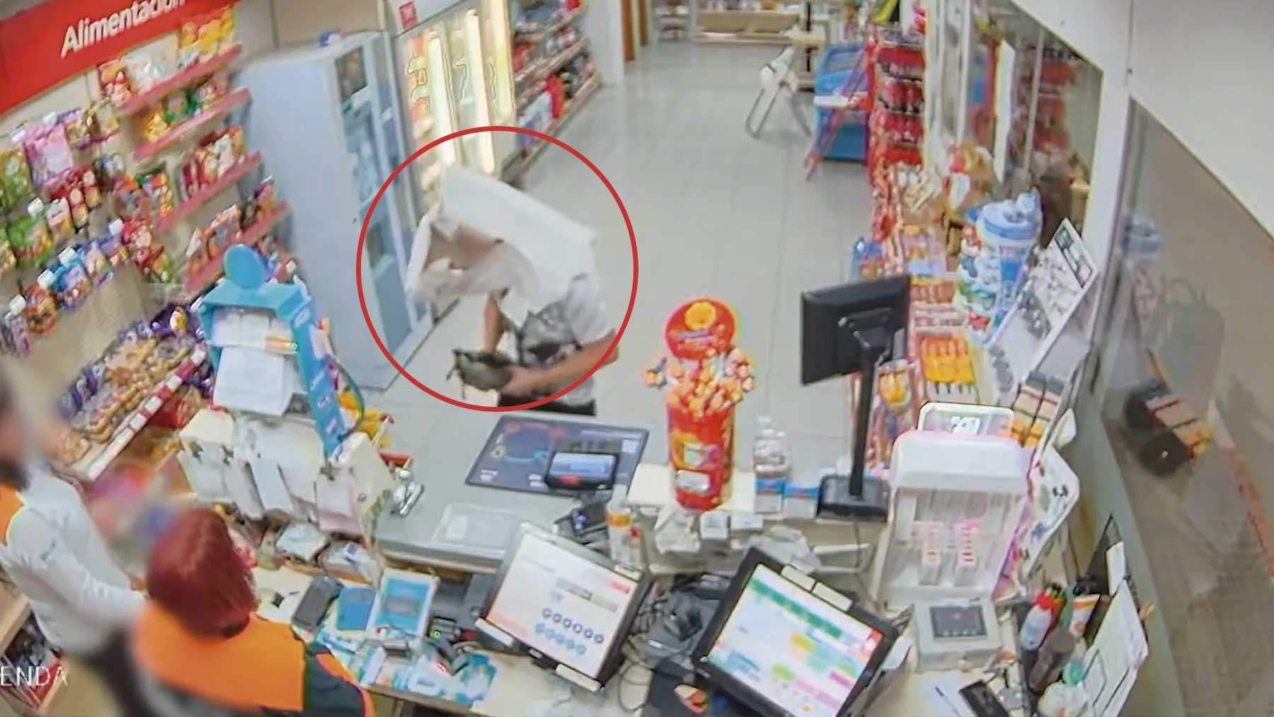 El atracador de la caja de cartón en la cabeza en pleno asalto en una gasolinera de Burgos.