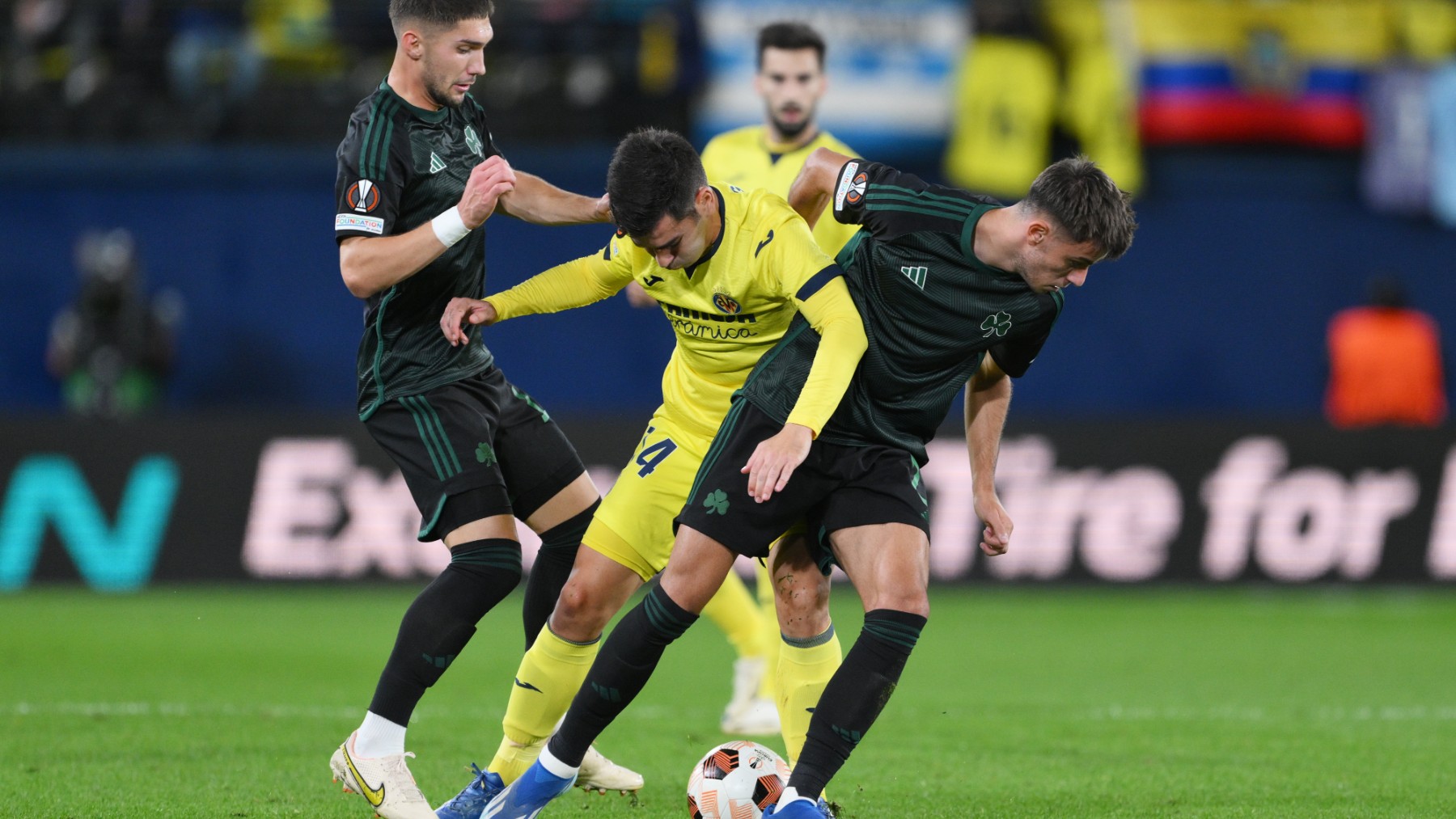 Manu Trigueros pelea un balón en el Villarreal – Panathinaikos. (Getty)