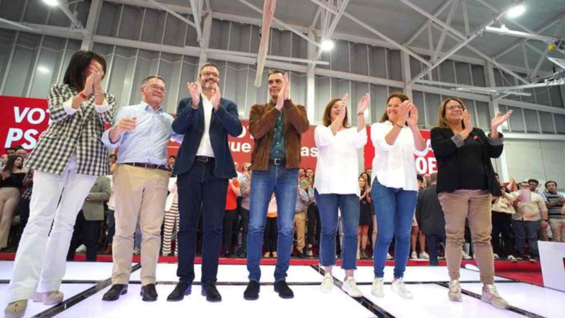 Pedro Sánchez con la dirección del PSOE en Baleares con Francina Armengol al frente.