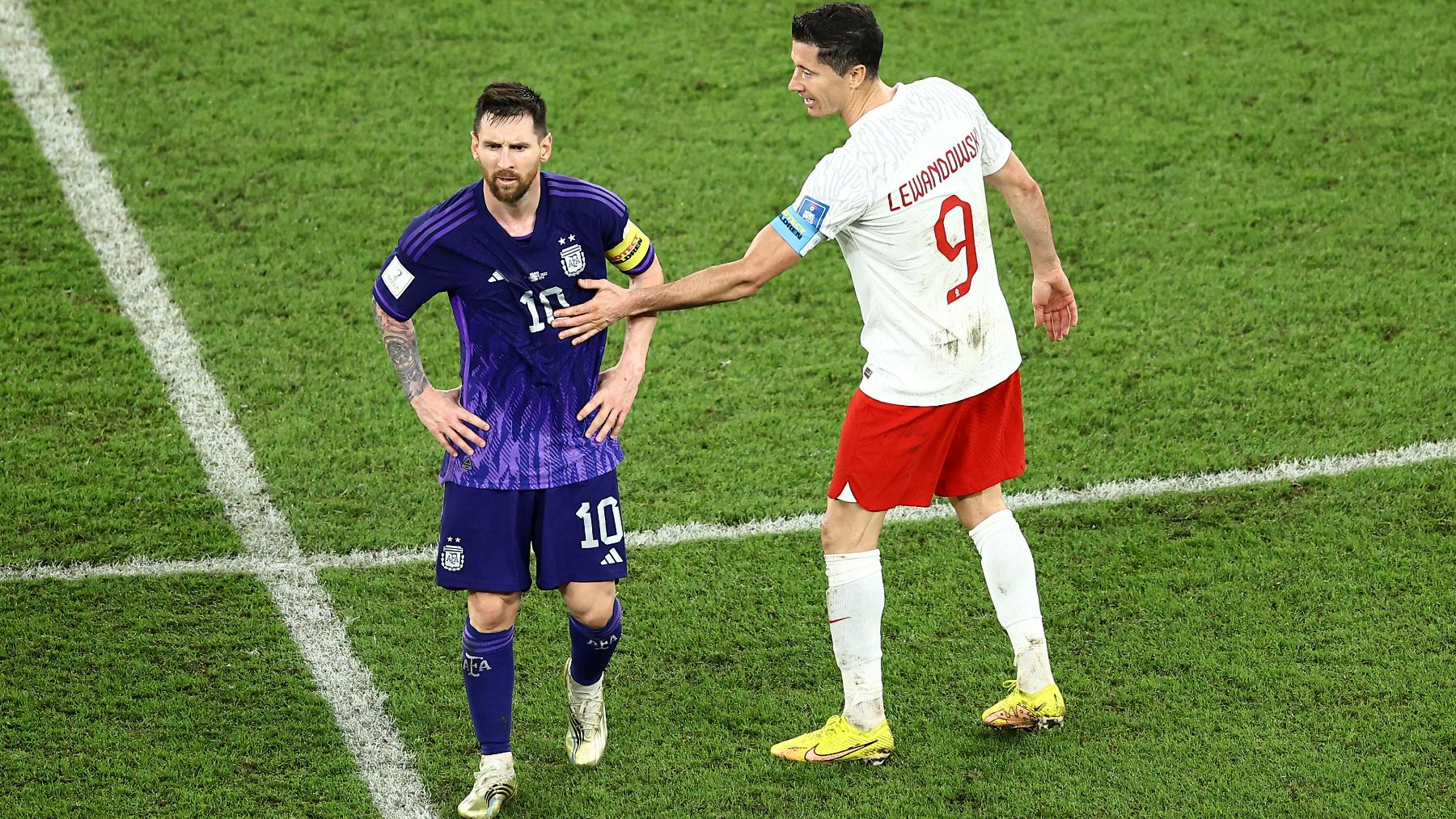 Leo Messi y Robert Lewandowski durante el Argentina-Polonia del Mundial. (Getty)