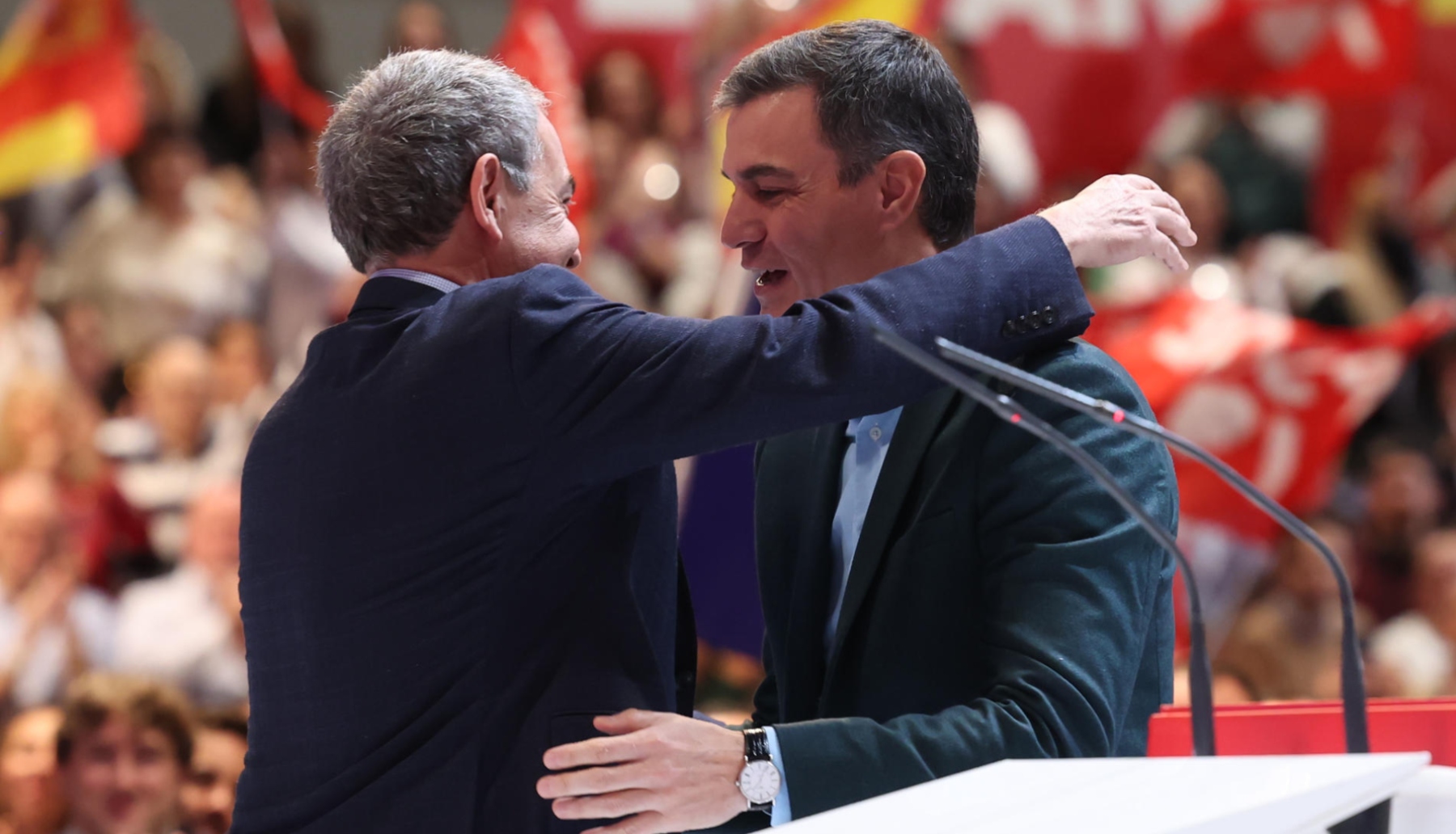 Zapatero se abraza a Pedro Sánchez (1)