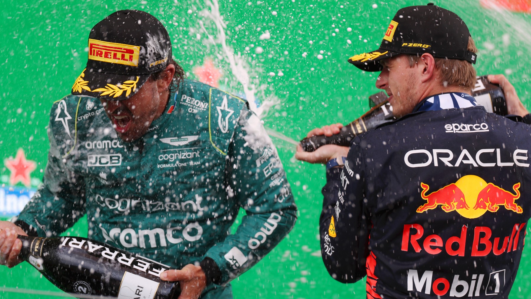 Fernando Alonso y Max Verstappen en el podio. (Getty)