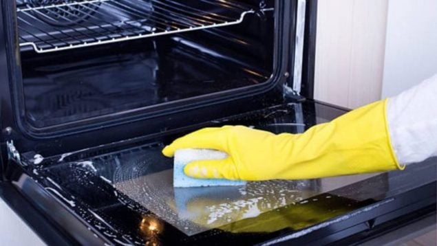 Los mejores trucos caseros para dejar tu horno como los chorros del oro