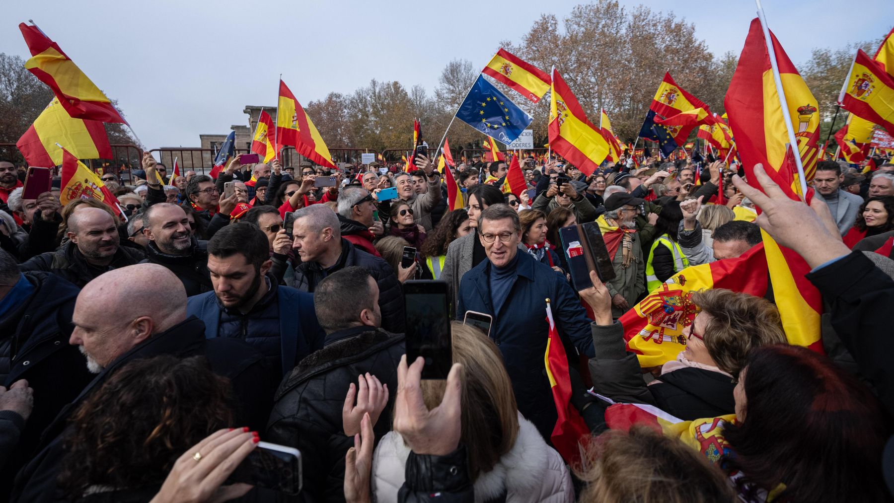 Feijóo, rodeado de manifestantes en el Templo de Debod