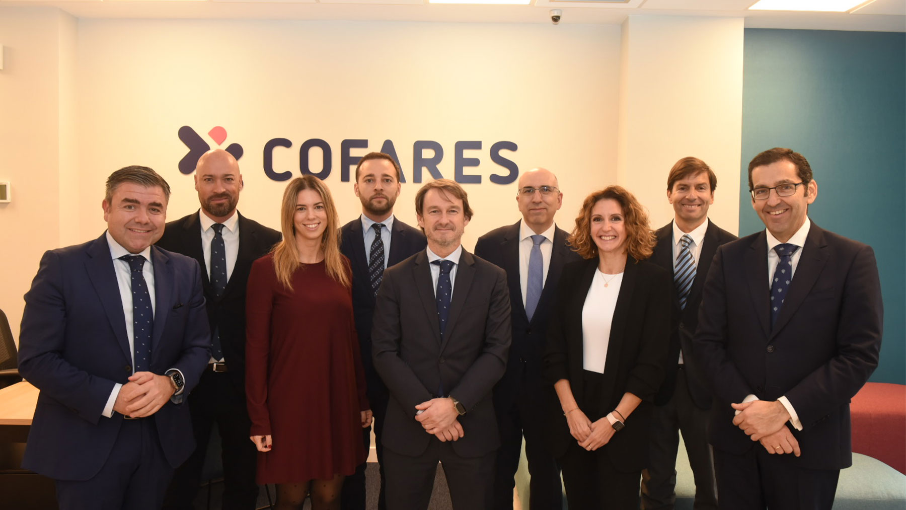 Mikel Gastearena, vicepresidente de Cofares junto con el equipo de la nueva oficina de crédito.