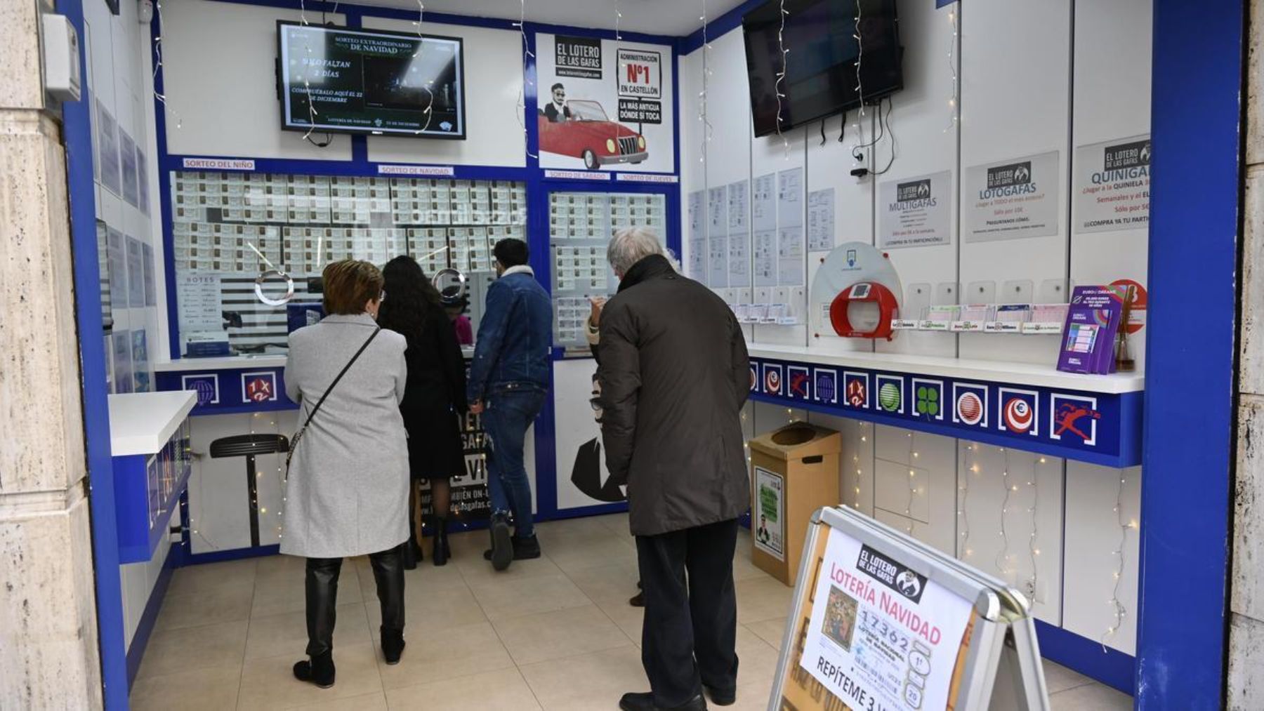 Personas esperando para comprar en una administración de Lotería.