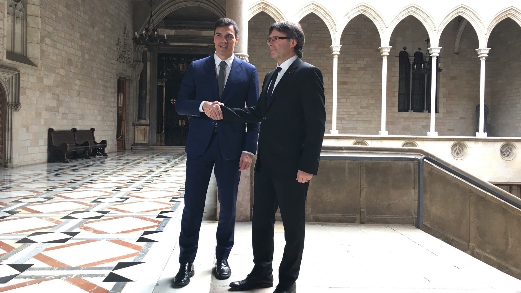 Pedro Sánchez y Puigdemont se dan la mano. (Foto: Ep)