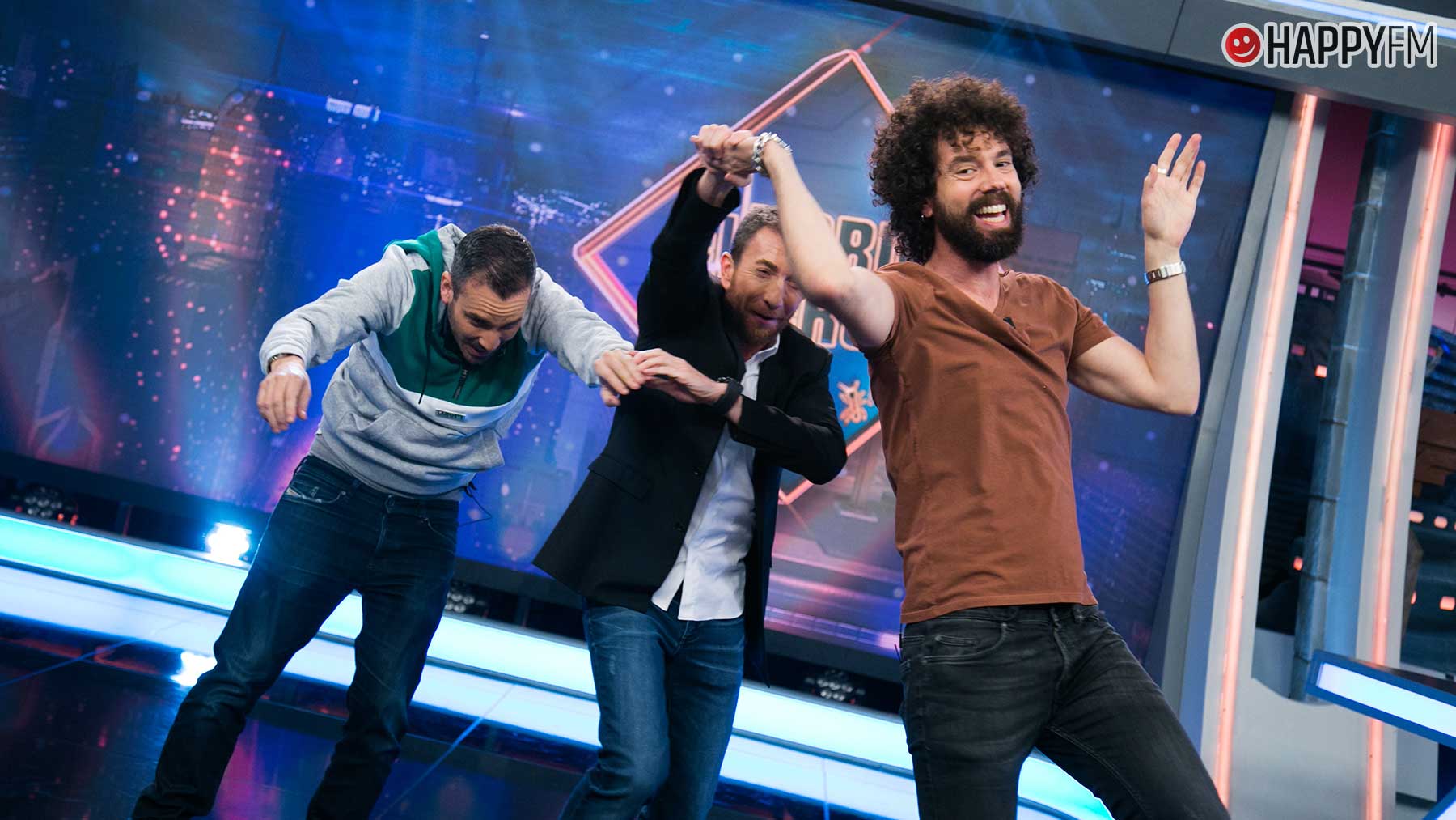 Pablo Motos con Juan y Damián, las personas que se esconden bajo Trancas y Barrancas en El Hormiguero (Atresmedia)
