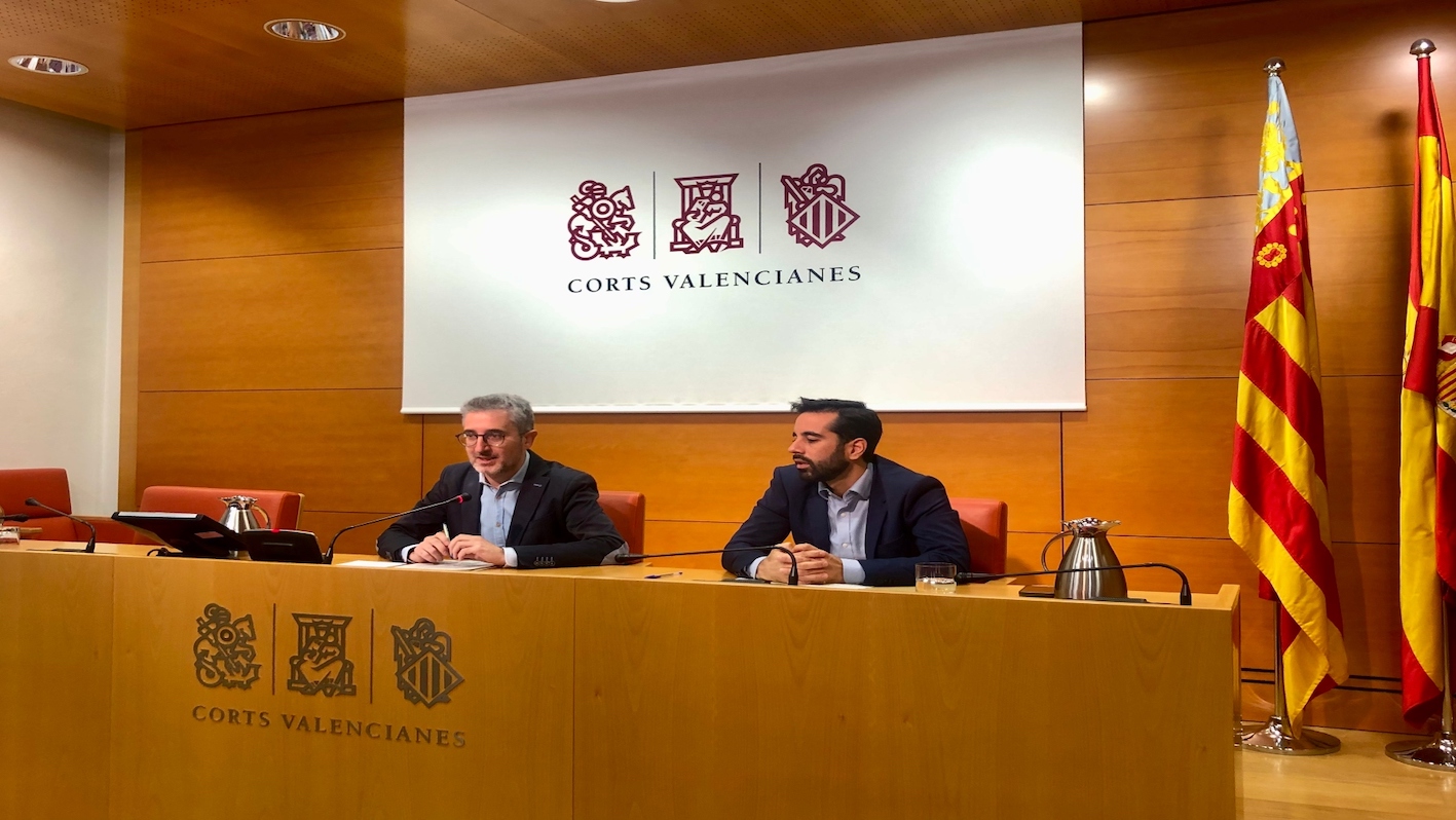 José Muñoz, a la derecha del lector, junto a Arcadi España. (Europa Press)
