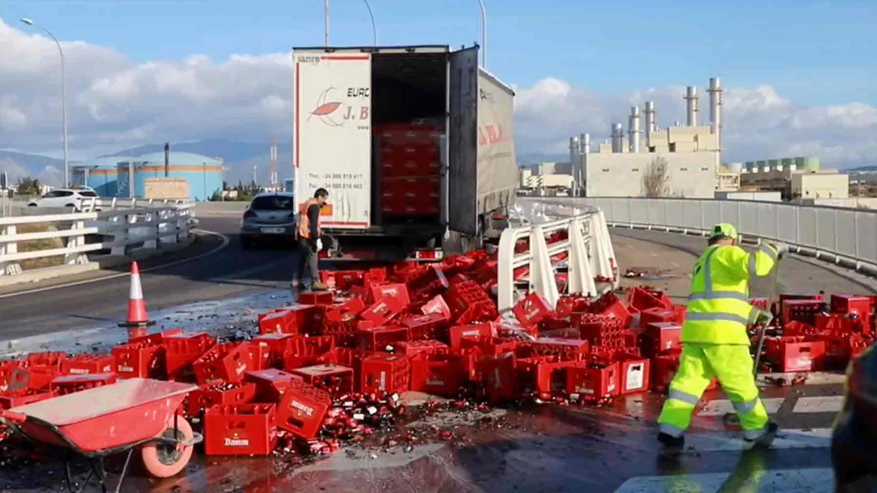 Un camión pierde miles de litros de cerveza en una rotonda de Palma y provoca grandes retenciones. IB3 NOTÍCIES