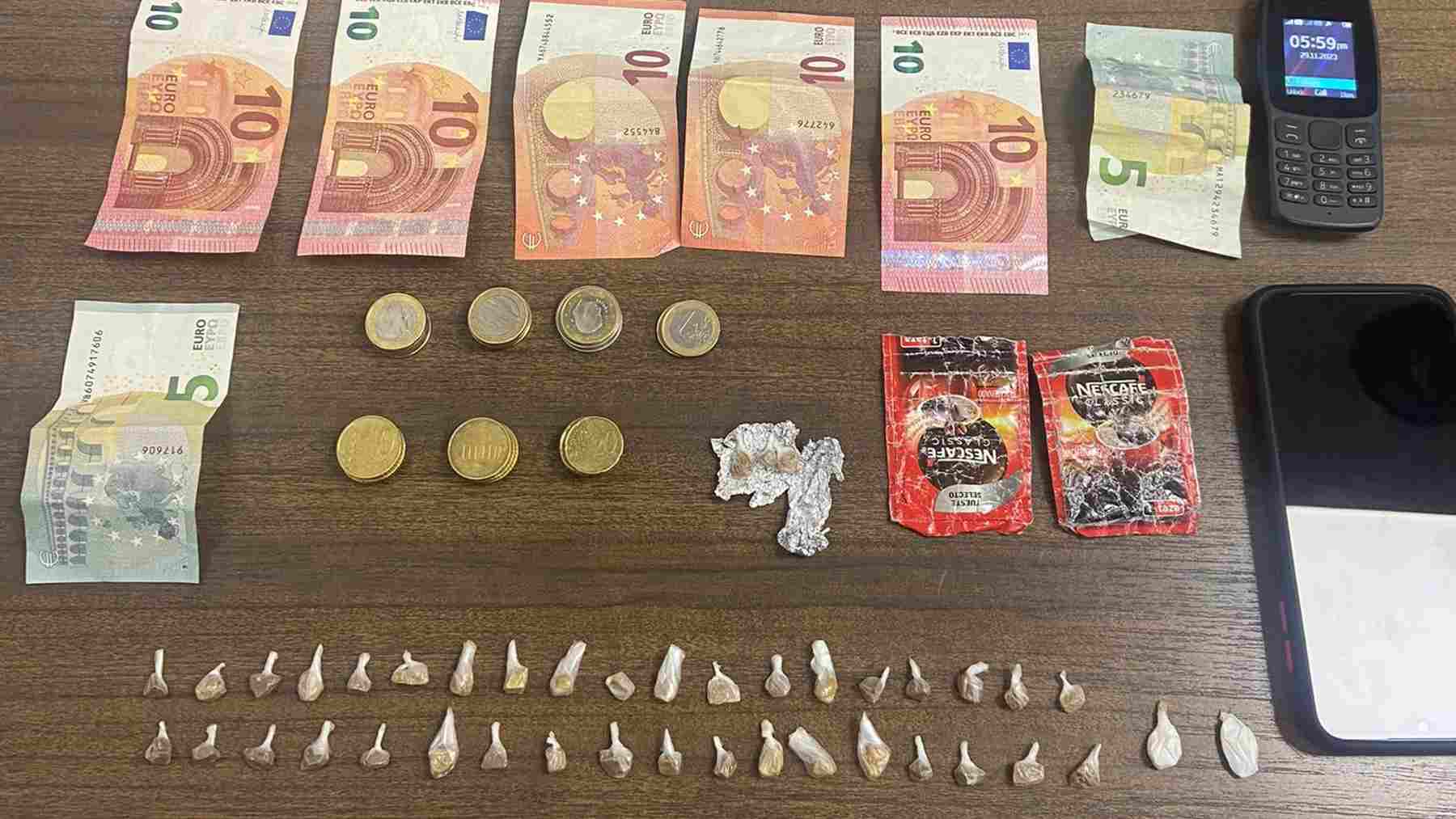 Drogas y dinero que los agentes intervinieron a los arrestados. POLICÍA NACIONAL